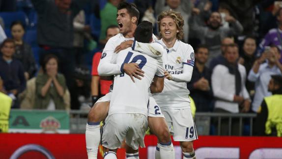 Los jugadores del Madrid celebran el gol de Morata. 