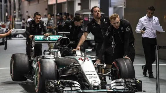 El Mercedes de Lewis Hamilton, en el 'pit lane' de Singapur. 