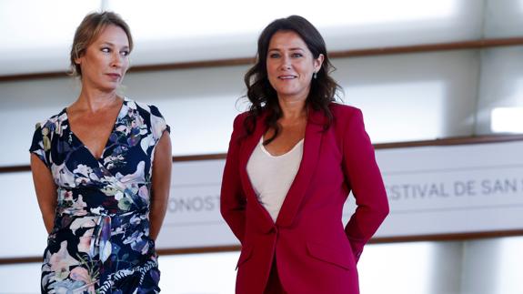 La directora Emmanuelle Bercot (i) y la actriz Sidse Babett Knudsen, durante la presentación de 'La fille de Brest'. 