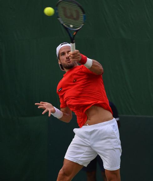 Feliciano López golpea la pelota. 