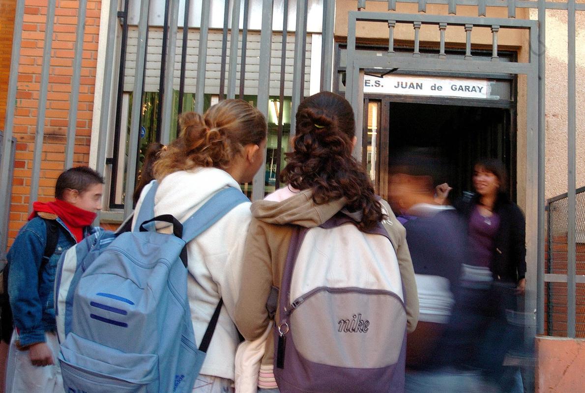 Alumnas en la puerta de un instituto.