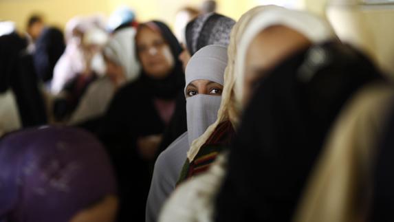 Una fila de mujeres en El Cairo, Egipto.