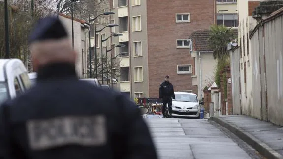 La Policía francesa vigila una calle de Tolouse.