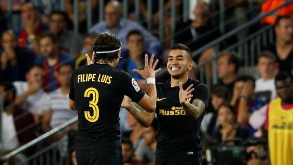 Correa celebra con Filipe Luis su gol al Barça. 