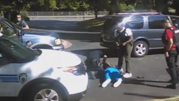 Keith Lamont Scott, tendido en el suelo tras haber recibido varios disparos de la Policía.