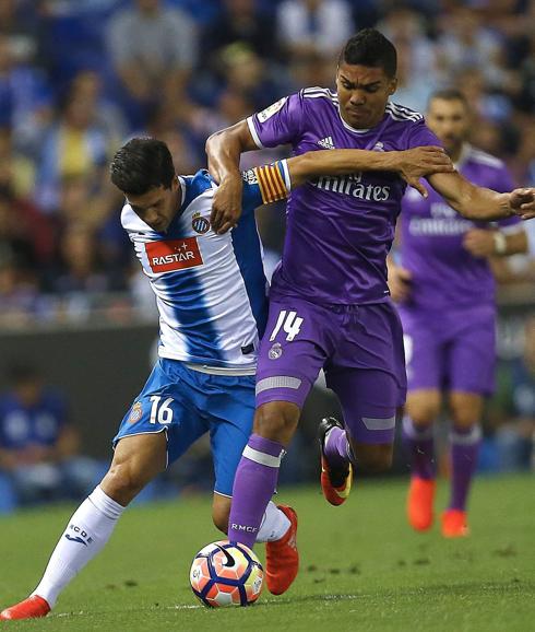 Casemiro (der), durante un partido. 