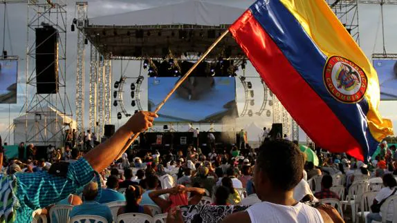 Guerrilleros de las FARC celebran la firma del acuerdo de paz.