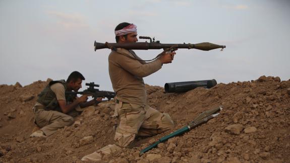 Un miliciano peshmerga apunta con su bazuca durante los combates con los yihadistas del Daesh. 