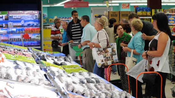 Clientes haciendo la compra en un Mercadona.