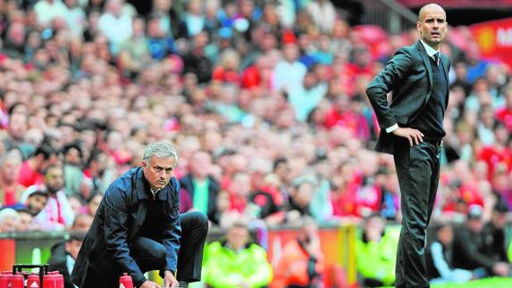 Mourinho (i) y Guardiola, durante su último duelo. 