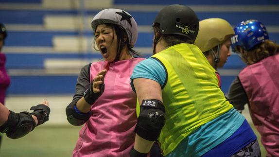 Dos patinadoras chocan en un partido. 