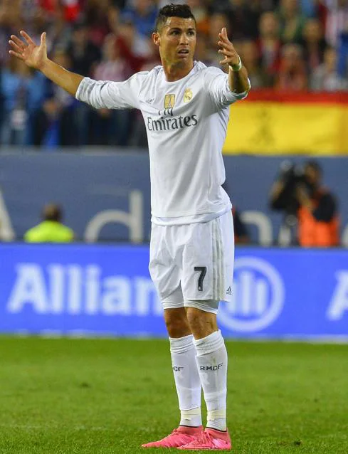 Cristiano Ronaldo protesta en un partido. 