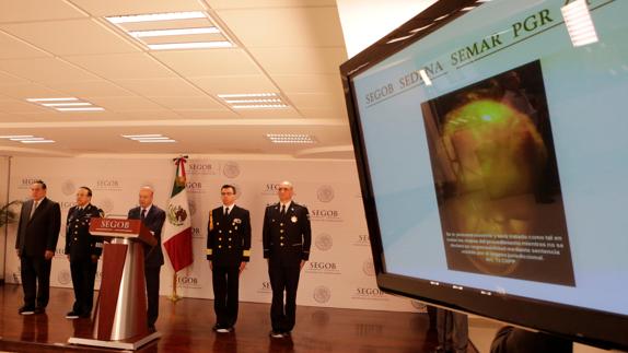 Renato Sales, Comisionado Nacional de Seguridad de México, anuncia la detención de Felipe Flores.