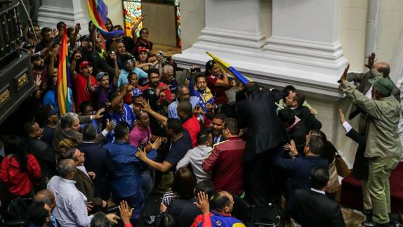 Chavistas irrumpen en la Asamblea Nacional venezolana, durante la sesión parlamentaria.