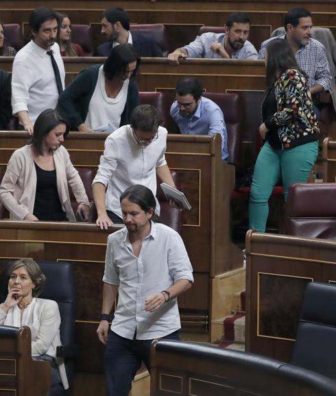 Diputados de Podemos abandonan el hemiciclo