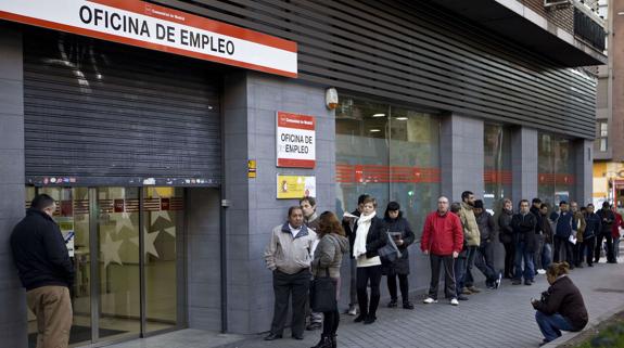 Desempleados en una oficina del Inem.