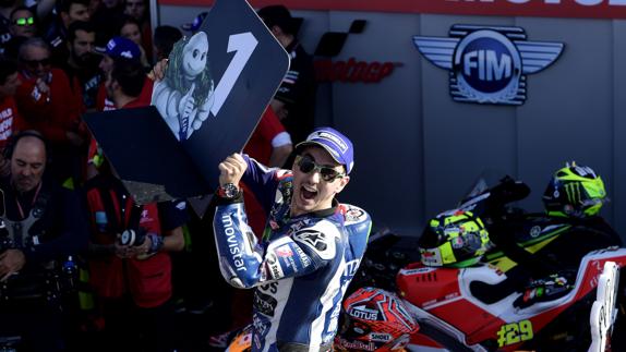 Jorge Lorenzo celebrando su triunfo. 