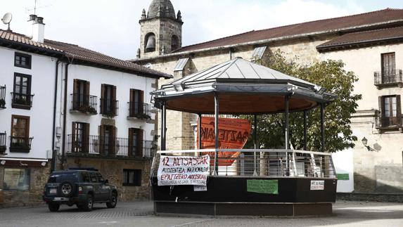 Un vehículo de la Guardia Civil pasa junto al kiosko de la Plaza de Alsasua.