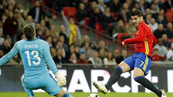 Morata, en uno de sus remates en Wembley. 