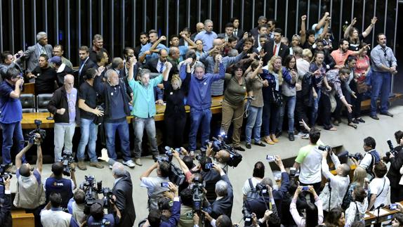 Asaltantes protestan en el interior de la Cámara de Diputados brasileña.
