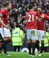 Ander Herrera felicita a Juan Mata delante de Phil Jones.