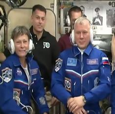 Los astronautas Peggy Whitson (i) Oleg Novitskiy (c) y Frenchman Thomas Pesquet.