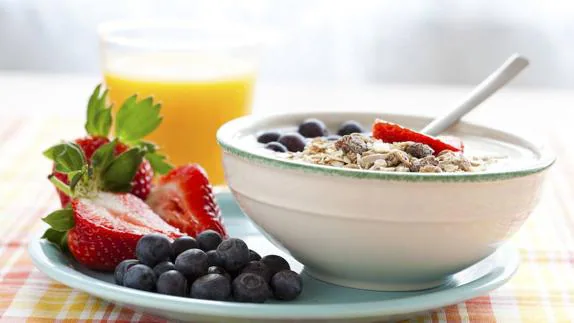 Fruta o zumo, cereales y lácteos, tres de los pilares para un desayuno saludable y equilibrado. 