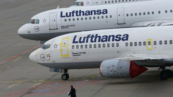 Dos aviones de Lufthansa en el aeropuerto de Fráncfort.