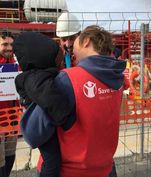 Uno de los niños rescatados por la embarcación de Save the Children.