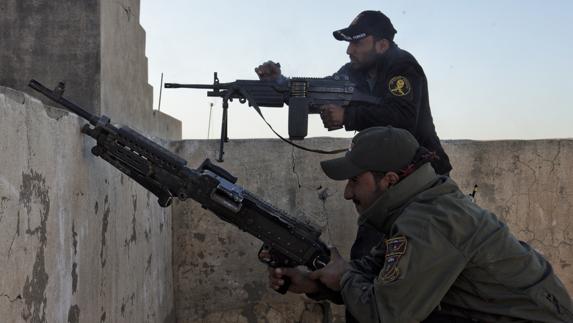  Soldados de la Golden Division abren fuego hacia posiciones del Daesh. 