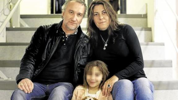 Los padres de Nadia con la niña.