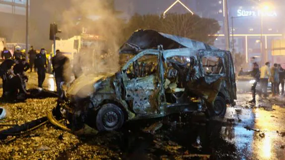 El coche bomba que explotó cerca del estadio.