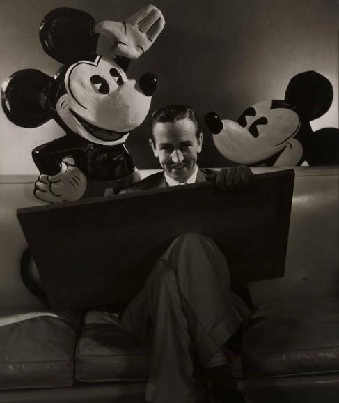 Walt Disney posa delante de Mickie Mouse. 