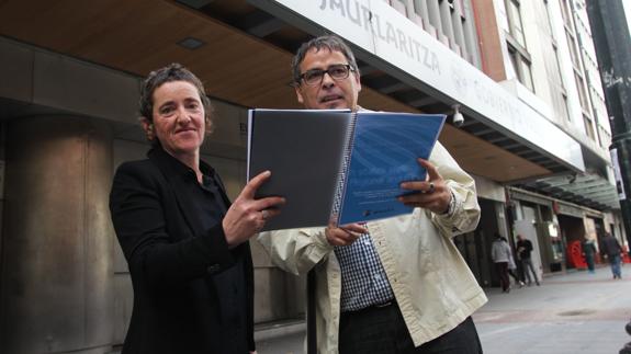 El secretario general de Kontseilua, Paul Bilbao, y la directora de Behatokia, Garbiñe Tetriati.