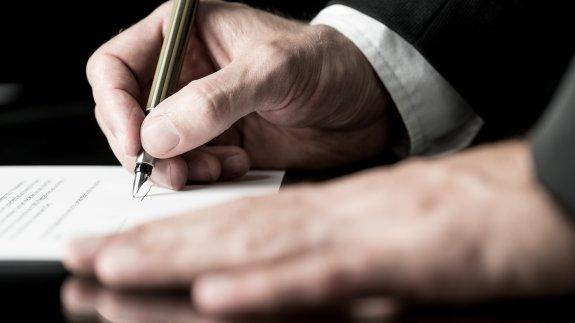 Firma de un testamento ante un notario.