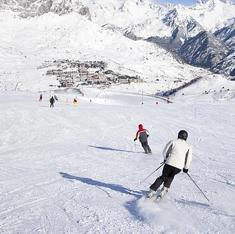 Esquiadores en la estación de Formigal Panticosa
