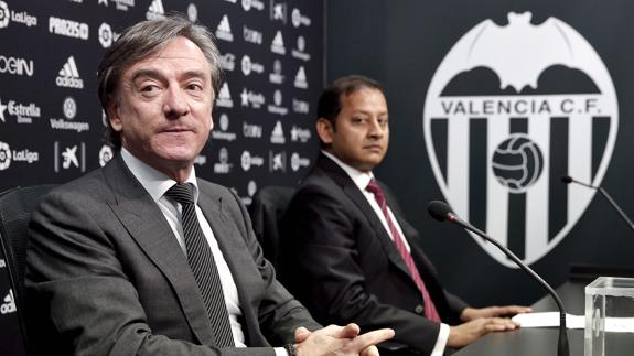 Jesús García Pitarch, junto al consejero del Valencia Anil Murthy. 