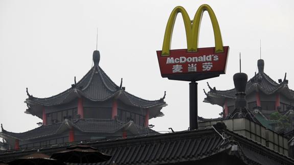 Señal del primer McDonald's que abrió en China, en 1990, en Shenzhen.