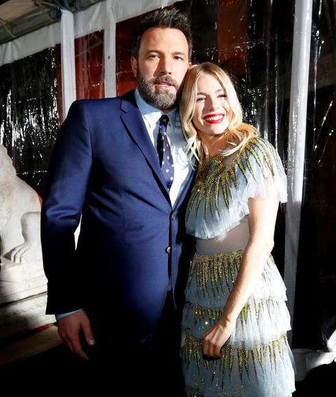 Affleck y Miller posan durante la promoción de 'Vivir de noche'. 