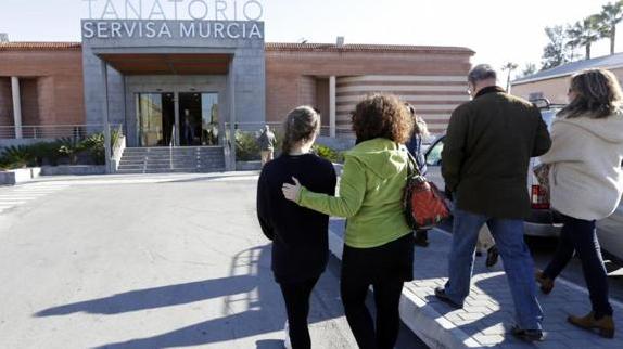 Familiares de la menor en el tanatorio.