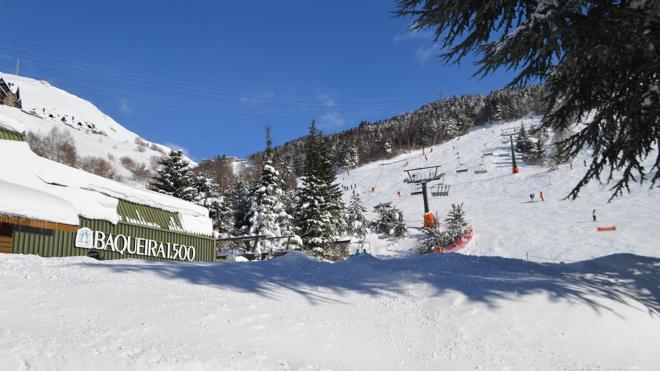 La nieve ha cubierto la estación aranesa de Baqueira Beret