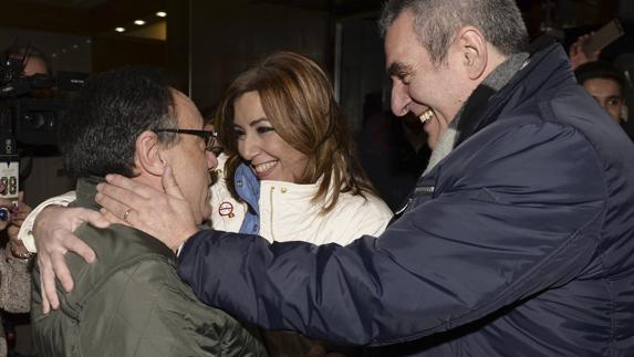 Susana Díaz saluda, junto al ex secretario regional, Julio Villarrubia, a un simpatizante.