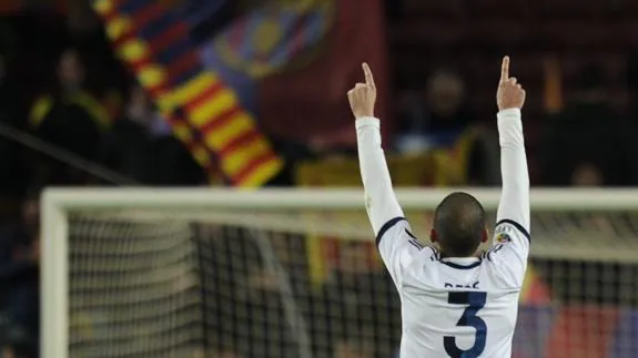 Pepe celebra el triunfo del Real Madrid en el Camp Nou en las semifinales de Copa de 2013. 