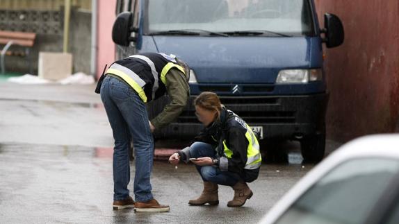 La Policía Científica analiza la escena del suceso. 