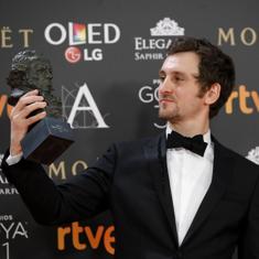 Raúl Arévalo, con uno de sus Goyas.