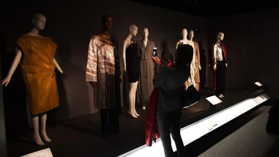 Una mujer observa la exposición. 