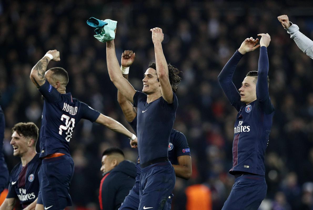 Los jugadores del PSG celebran el 4-0 con la afición del Parque de los Príncipes