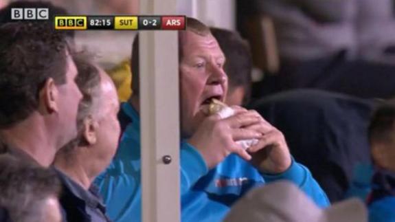 Wayne Shaw, con su bocadilo en pleno partido.  