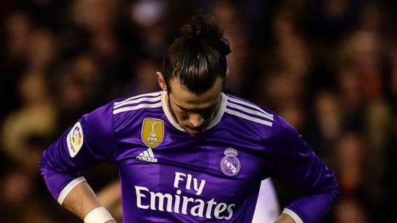 Gareth Bale se lamenta en Mestalla. 