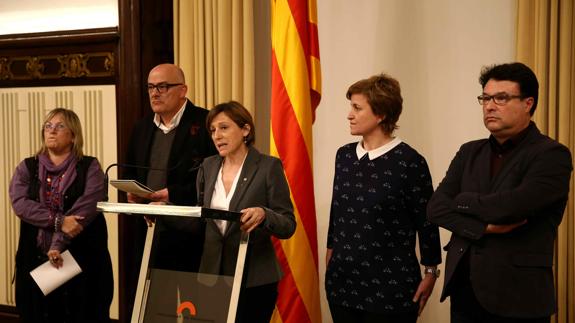 La presidenta del Parlament, Carme Forcadell (c).